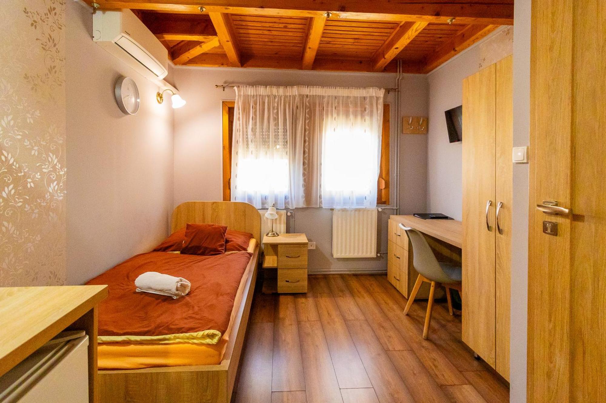 Tisza Panzió és Apartman Tiszaujvaros Exterior foto